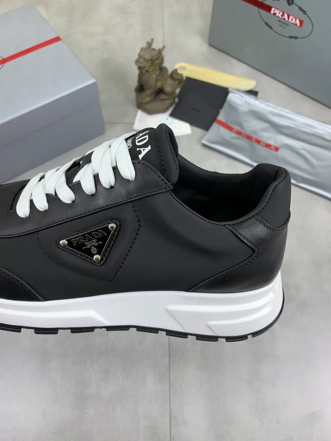 Men's men's shoes 💰P560💰[New model] The top version is available on the official website, 🆘 The trendy brand (Prada) mainly promotes the popular style, avant-garde and versatile fashionable men's shoes, private version mold opening, cowhide surface splicing 1:1 replica... Fashion is simple, original imported cowhide and lining cowhide feet; the atmosphere and personality are more fashionable, eye-catching and pursuing class. It will subvert the old idea and be a must-have for fashion trendsetters with you! Must keep for yourself ! Tall and comfortable, large and low, high-end quality workmanship. The new high-end outsole on the official website. Size: 38-45. Available in black and white.